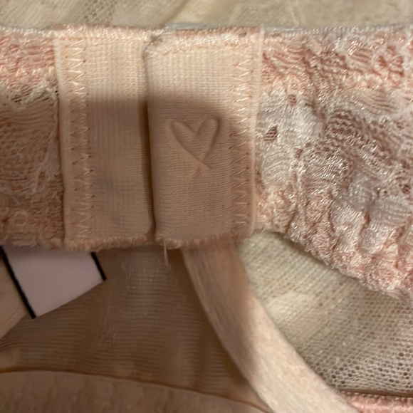 Soft light pink Victoria’s Secret lace Bralette underwire with no padding - Picture 3 of 5